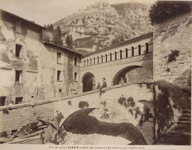 Alinari, Fratelli — Gubbio - Ponte sul canale con veduta del monte Foce — insieme